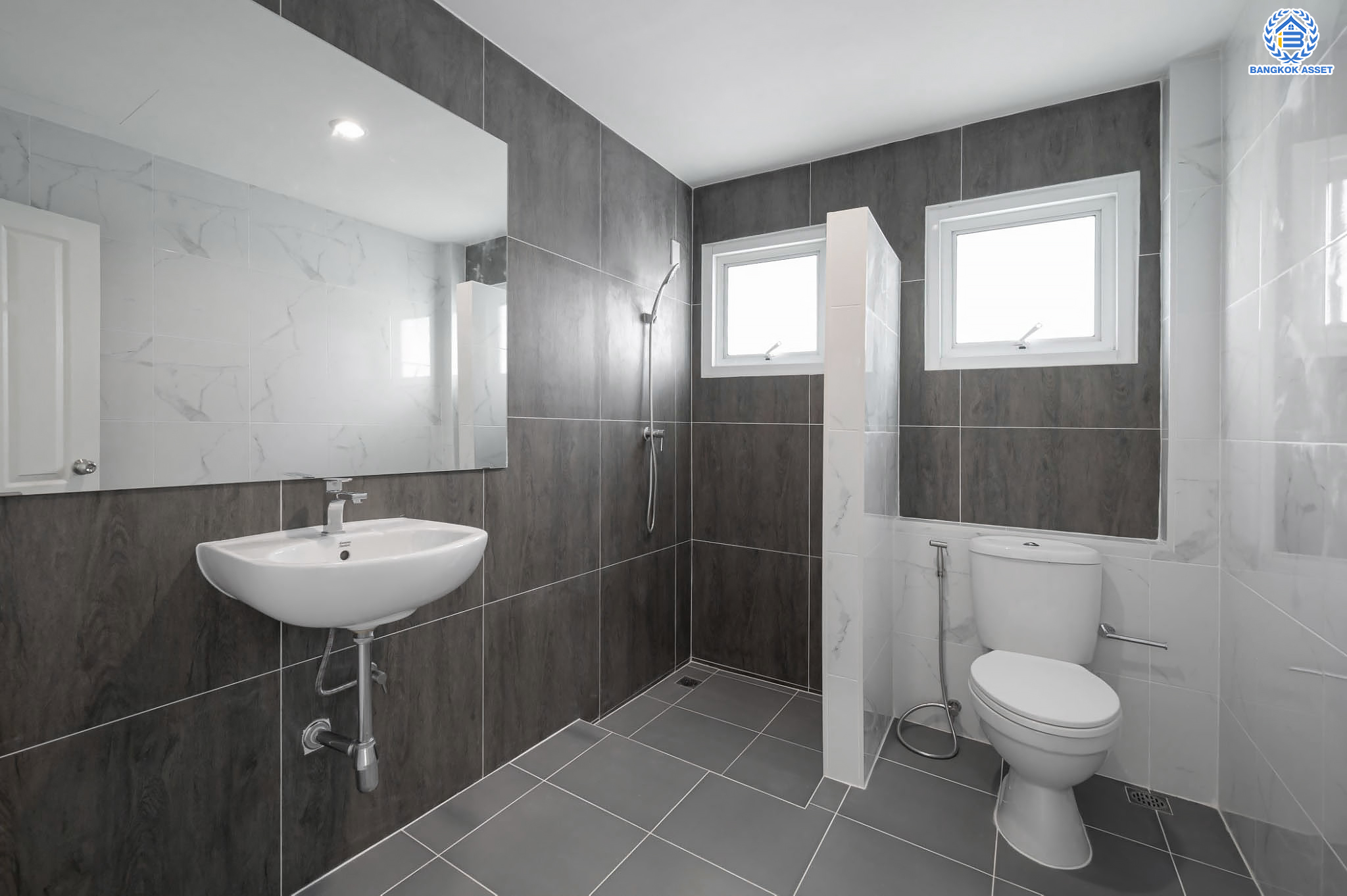 บ้านมือสองตกแต่งใหม่ โครงการ นาราวัลย์ บรมราชชนนี เนื้อที่ 71.8 ตร.ว. ฟังก์ชัน 3 ห้องนอน 4 ห้องน้ำ 1 ห้องแม่บ้าน จอดรถได้ 2 คัน บนพื้นที่ใช้สอยเกือบ 220.58 ตร.ม. พร้อมพื้นที่สีเขียวสนามหญ้ากว้างขวาง ตอบโจทย์ครอบครัวใหญ่ บนทำเลศักยภาพ เชื่อมต่อทั้งถนนกาญจนาภิเษก และทางคู่ขนานลอยฟ้าบรมราชชนนี ใกล้ ม.มหิดล, สถานีขนส่งสายใต้ใหม่ และเซ็นทรัลปิ่นเกล้า